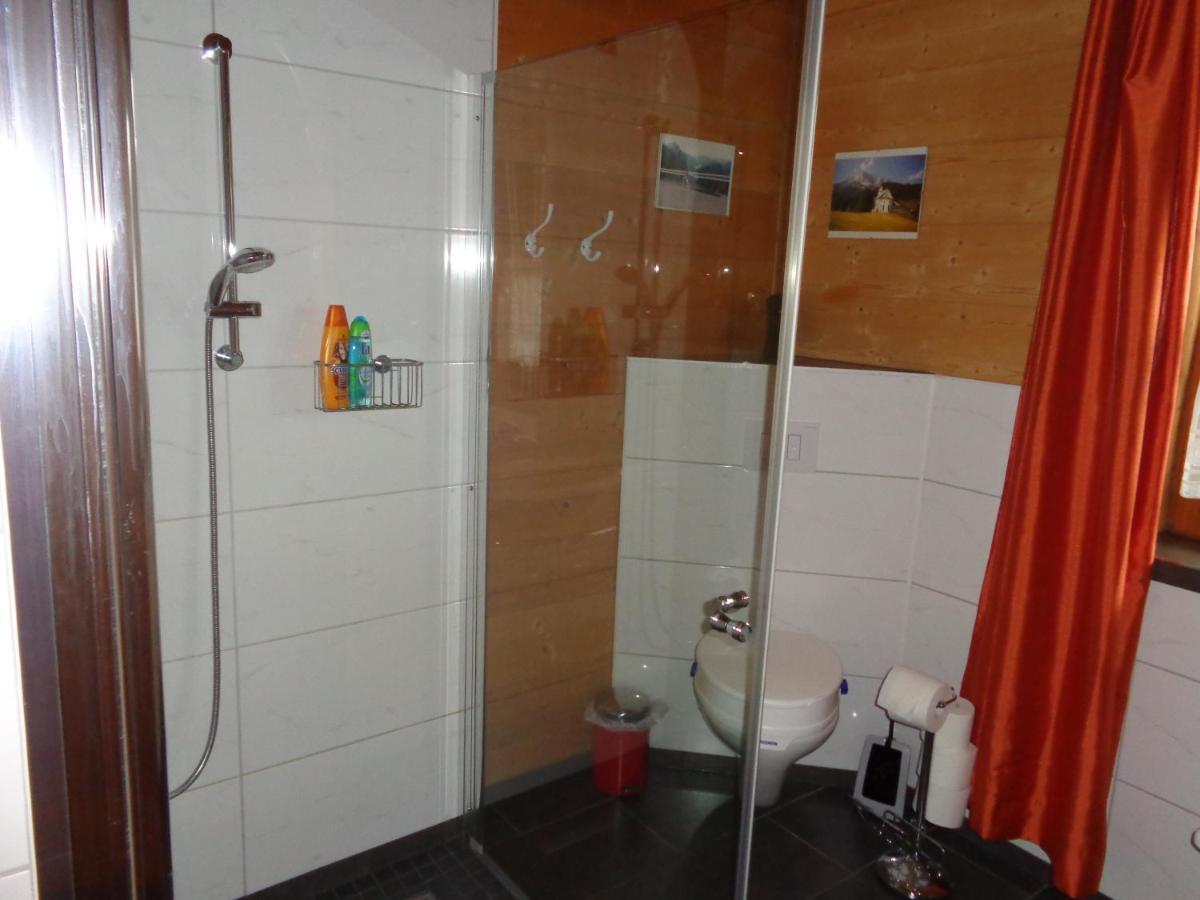Barrierefreies Zimmer Im Blockhaus Mit Sauna Am See Soyen ภายนอก รูปภาพ