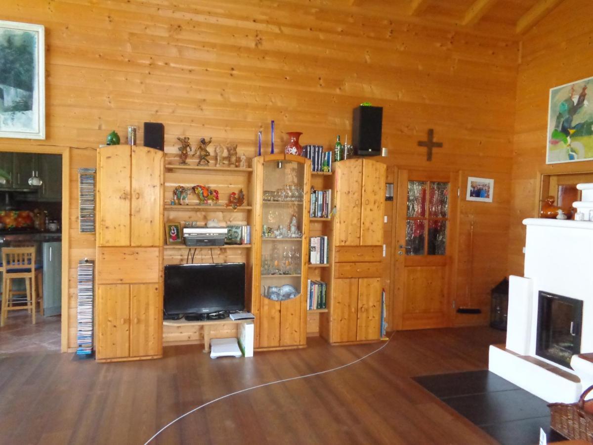 Barrierefreies Zimmer Im Blockhaus Mit Sauna Am See Soyen ภายนอก รูปภาพ