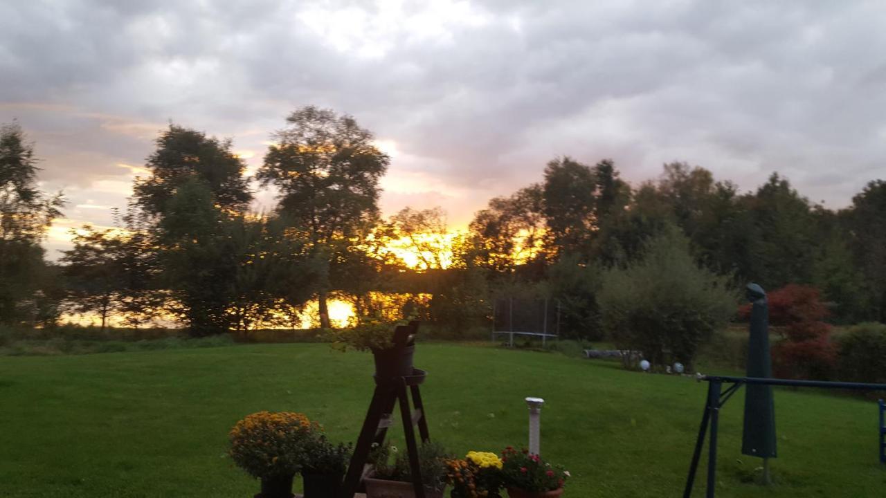 Barrierefreies Zimmer Im Blockhaus Mit Sauna Am See Soyen ภายนอก รูปภาพ