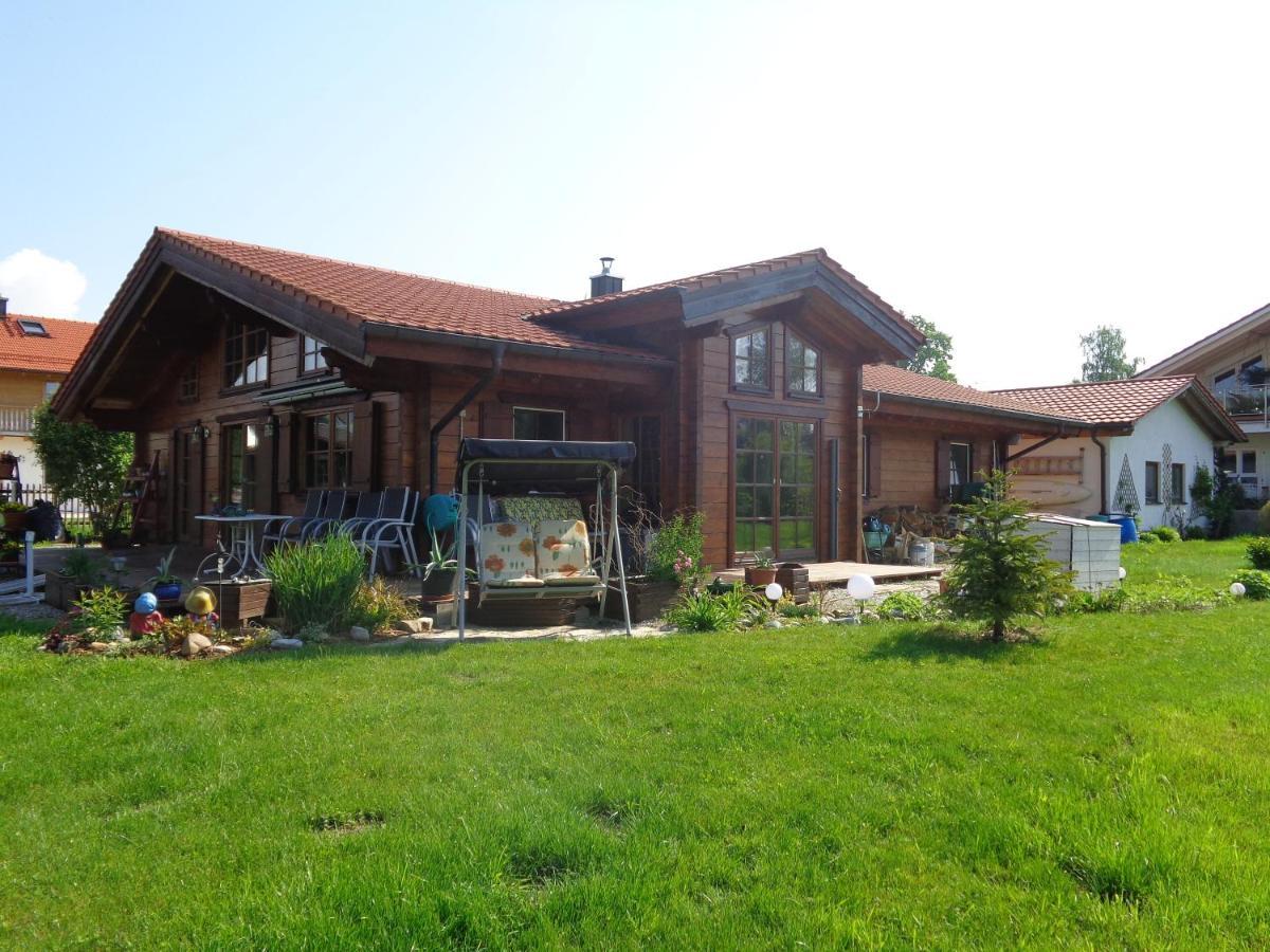Barrierefreies Zimmer Im Blockhaus Mit Sauna Am See Soyen ภายนอก รูปภาพ